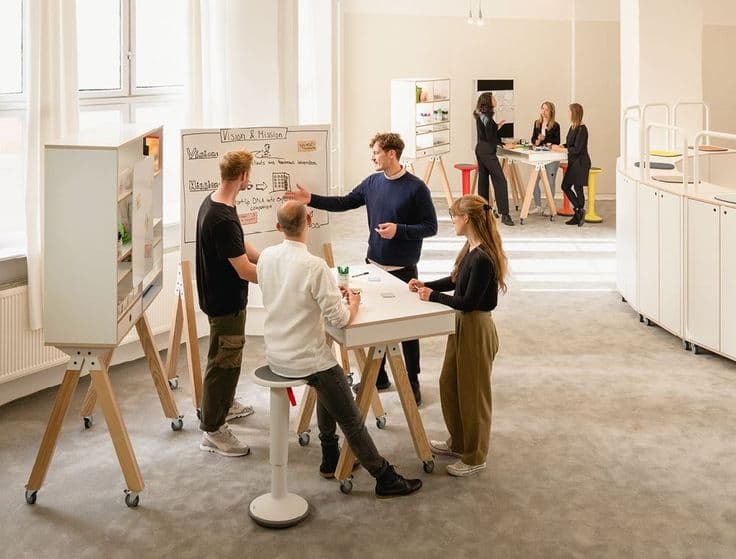 Atelier de travail en équipe autour d'un tableau